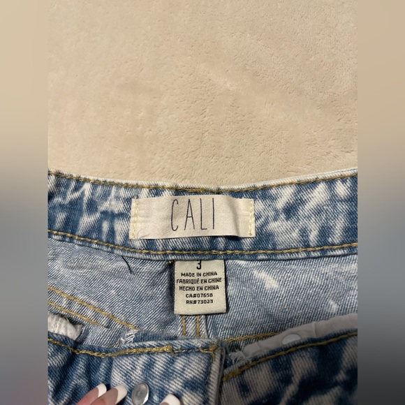 Super cute, cheeky light washed shorts! - Picture 2 of 3